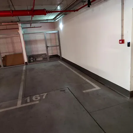 New Luxury Next To Subway With Garage Apartmán